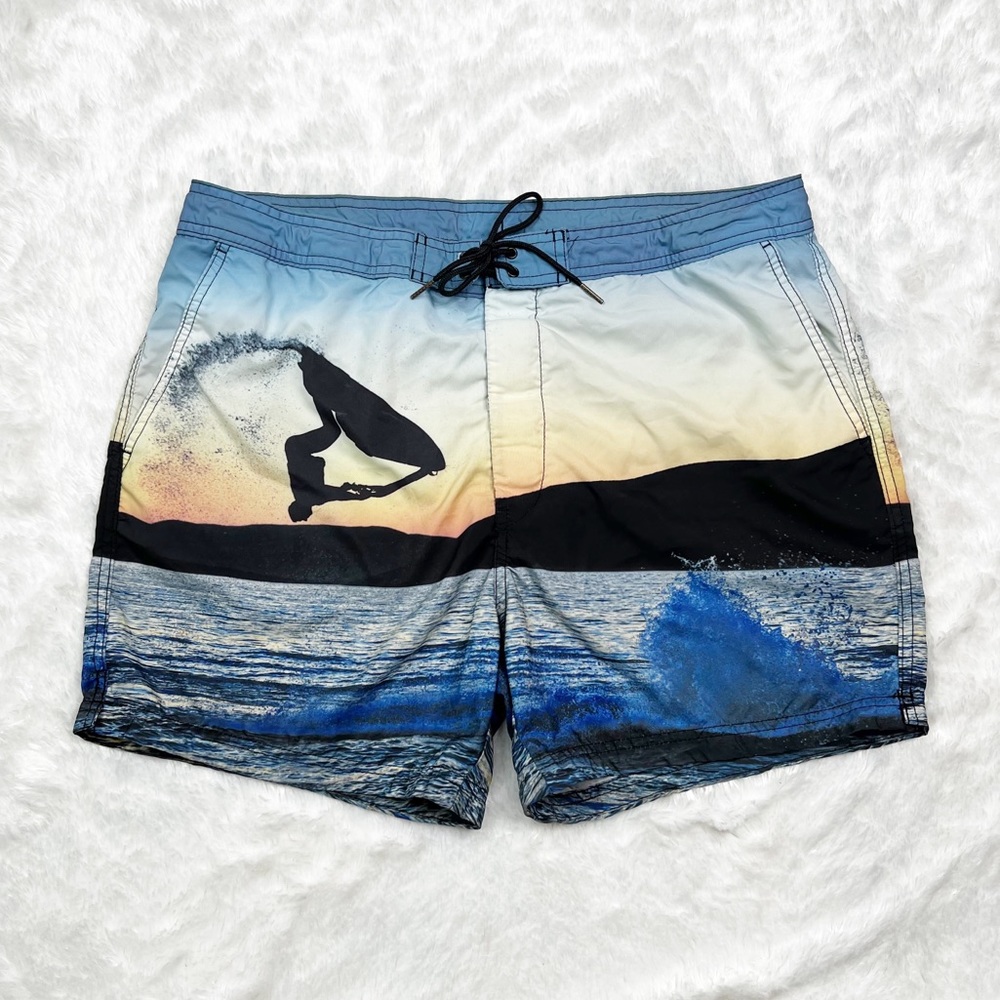 H&M Surfing the Waves Scenery Swim Trunks 4.5” Size L